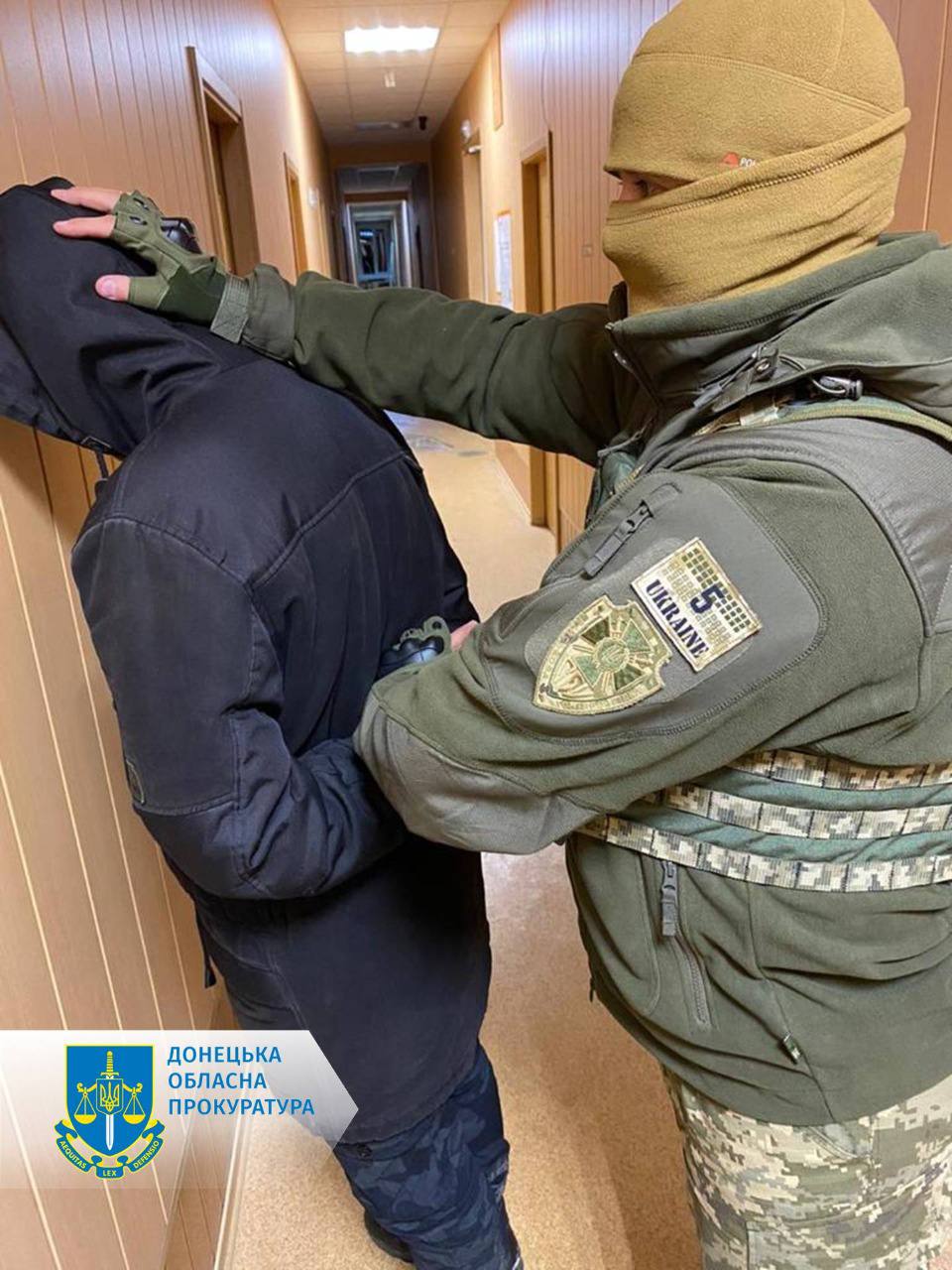 Вчителя фізики засудили до 8 років в’язниці за наведення вогню на школи у Слов’янську 