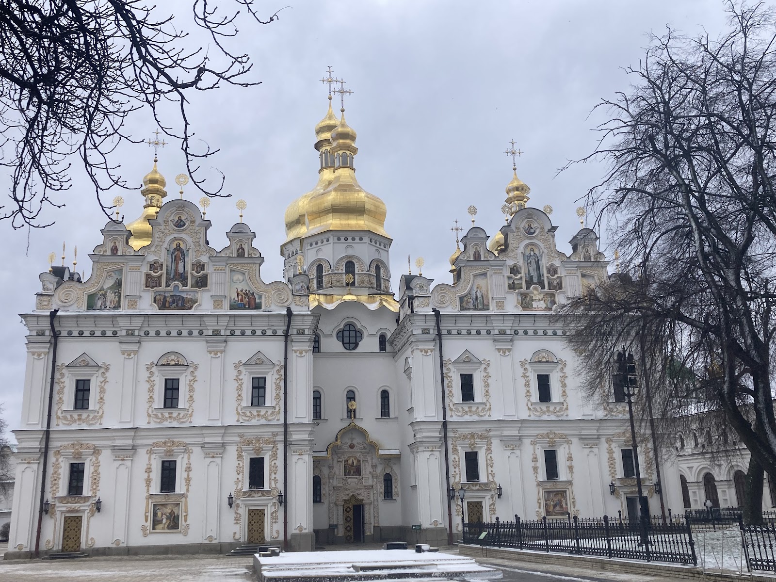 УПЦ (МП) не збирається йти: що відбувалось біля Лаври у “день виселення”