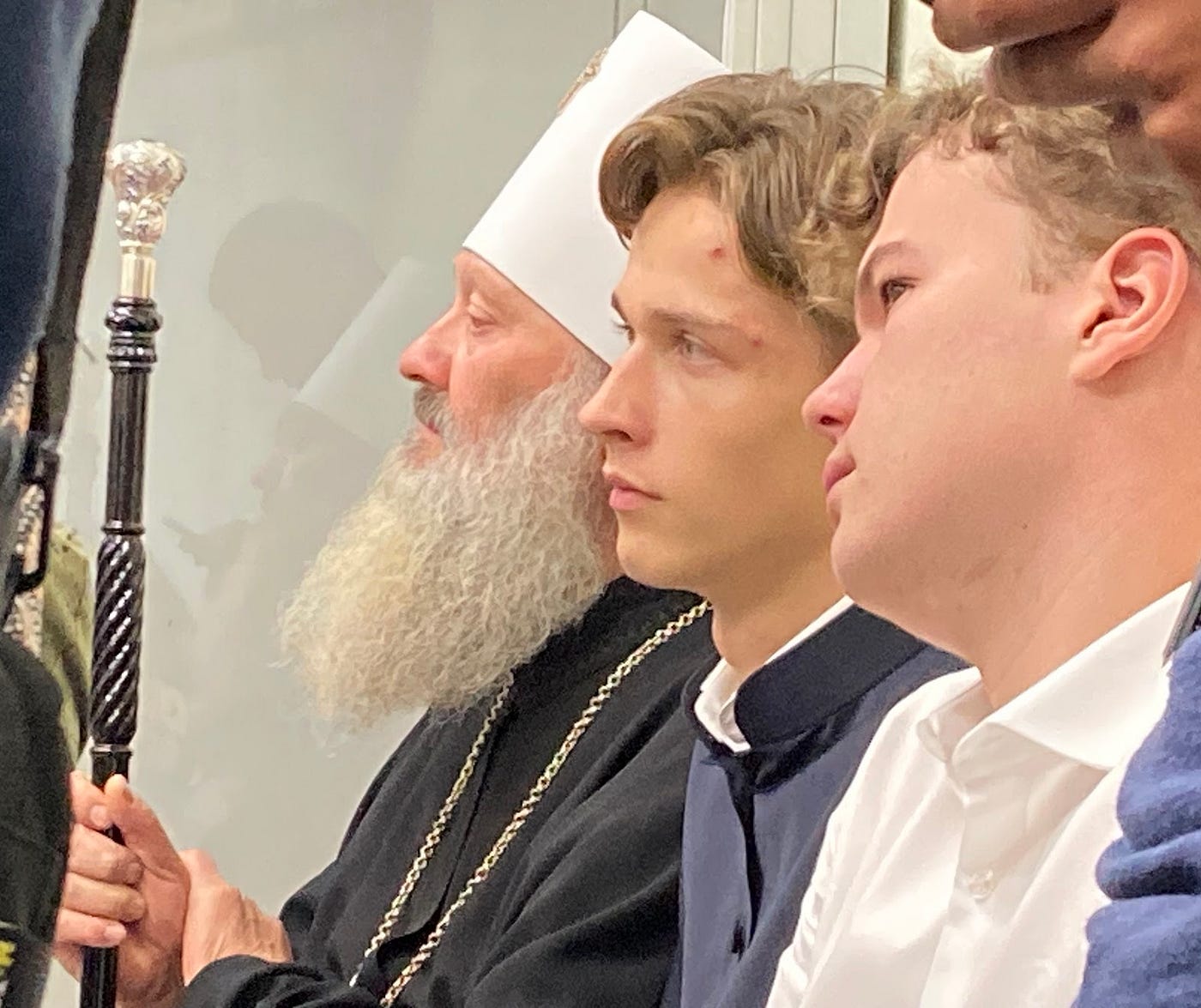 Хрестили автозак, цілували руки: як проходило слухання запобіжного заходу для Паші “Мерседеса”