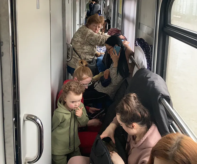 «Потрапити в потяг»: як українці, рятуючись від війни, їдуть на захід