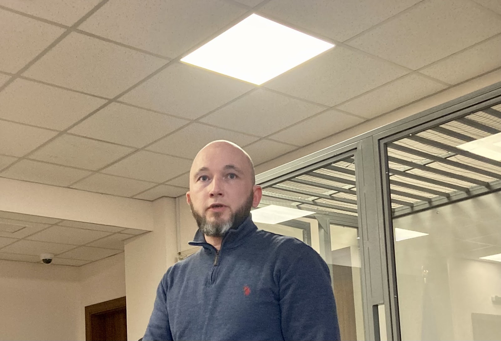 Смертельне ДТП на блокпосту: обвинувачений суддя вирішив вибачитись під час допиту потерпілих 