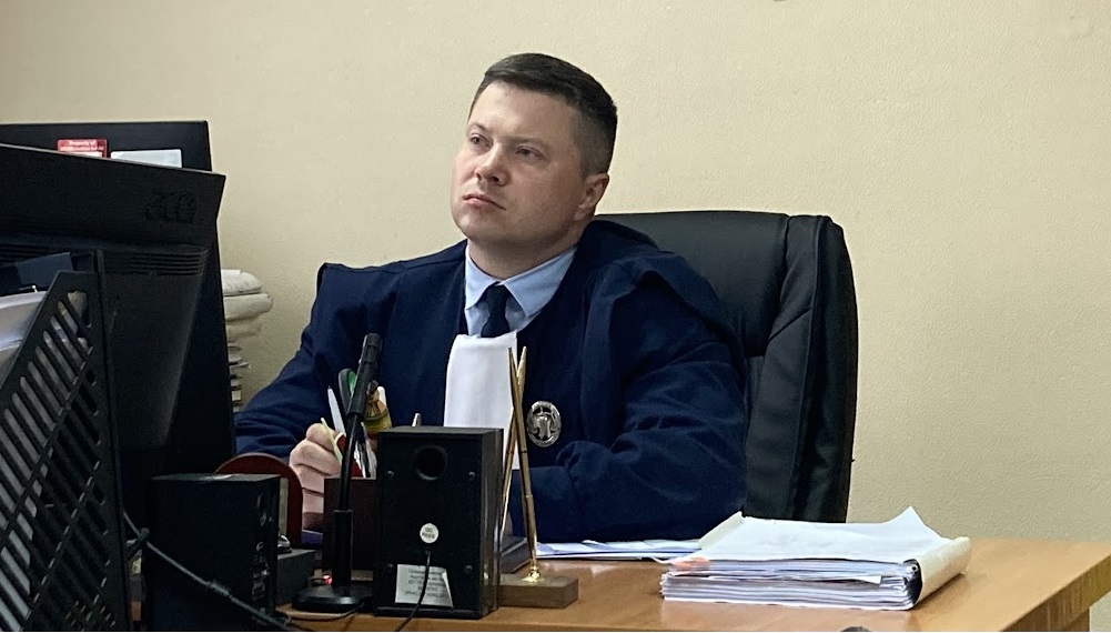 Тримали у холодильнику: в Ірпені заочно судять командира з ВДВ за знущання над полоненими