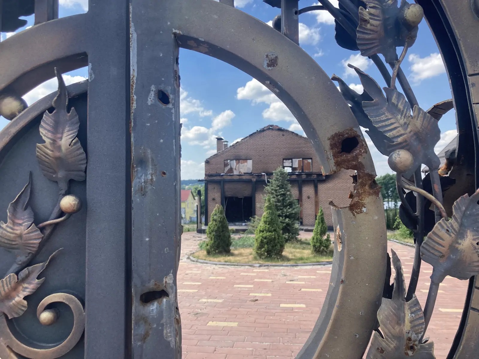 Як це було. У 2022 році жителі понищених Горенки та Мощуна на Київщині самотужки відновлювали житло та підприємства