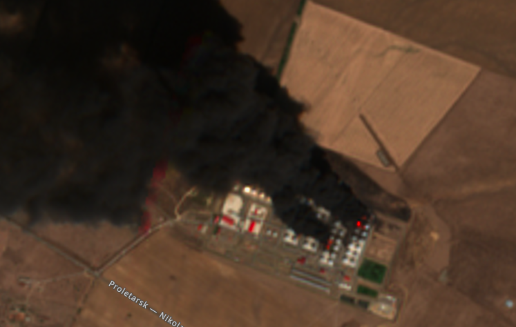 Палає до неба: супутникові знімки нафтобази Росрєзєрва у Пролєтарску після удару Сил Оборони Палає до неба: супутникові знімки нафтобази Росрєзєрва у Пролєтарску після удару Сил Оборони