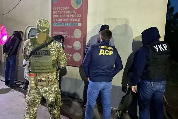 Замах на лідера балканського наркокартелю: суд залишив в СІЗО чотирьох гаданих нападників Замах на лідера балканського наркокартелю: суд залишив в СІЗО чотирьох гаданих нападників