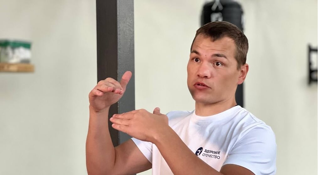 Ексчемпіон світу з боксу росіянин Чудінов незаконно відвідав Луганщину та бере участь у “перевихованні” українських дітей