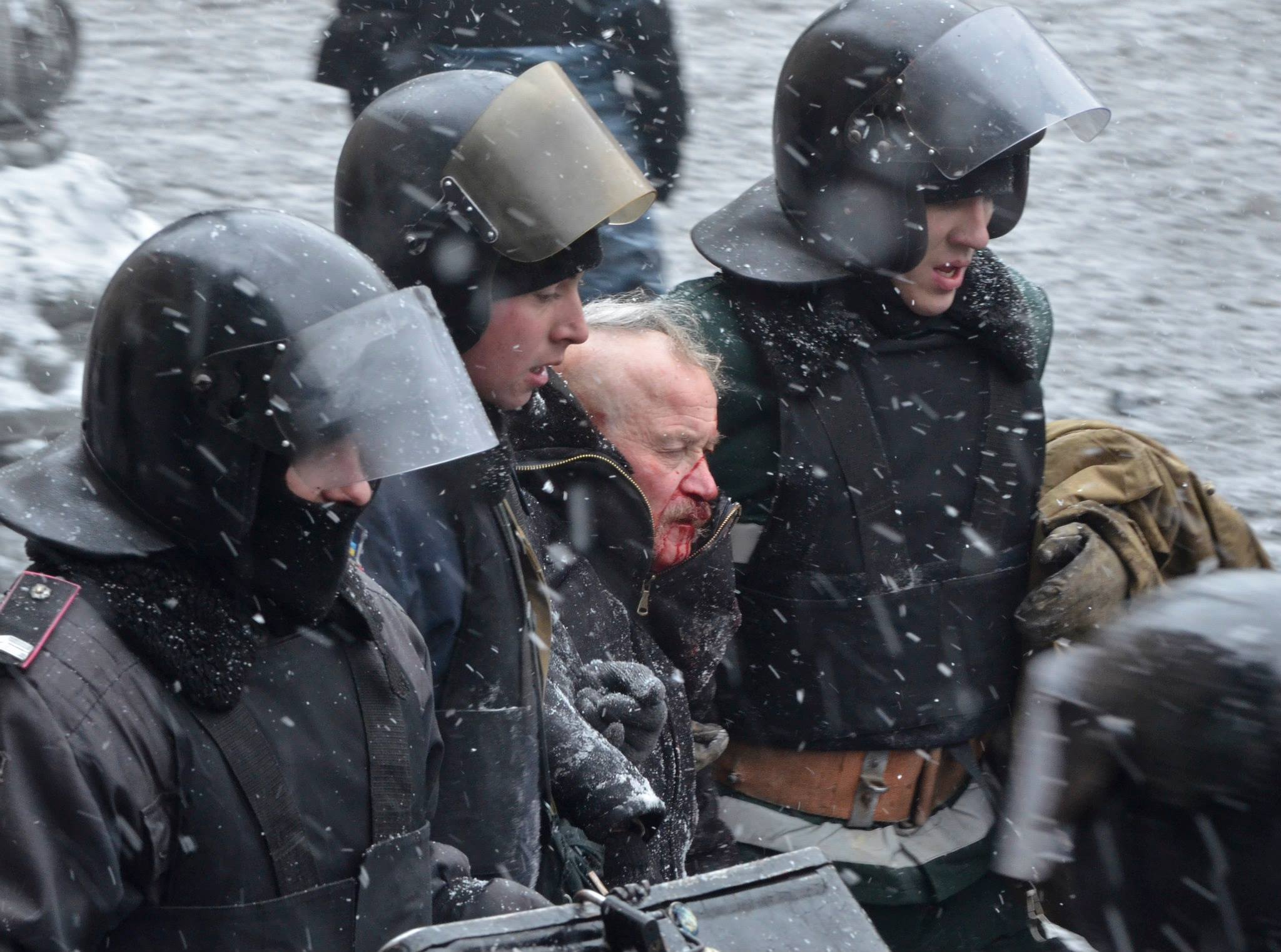 Запроторили в СІЗО побитого 72-річного майданівця Пасічника: суд виправдав прокурорку і слідчого