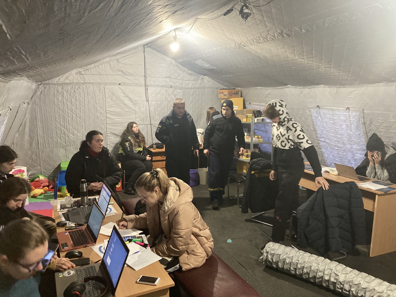 Мобільні пункти незламності ДСНС у Києві: як виглядають, чим обладнані та чого бракує 