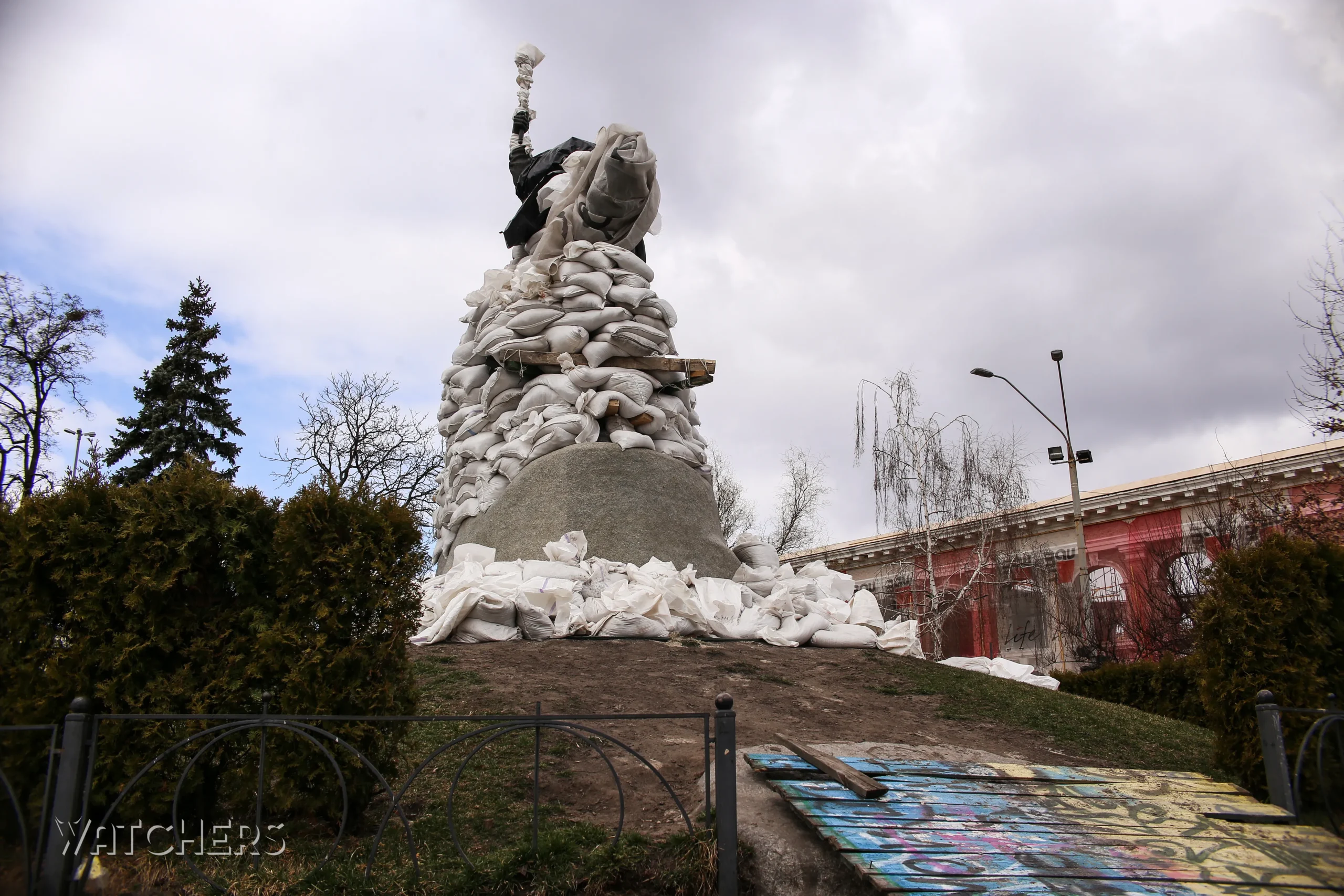Фоторепортаж: Як у Києві укріплювали пам’ятники відомим українцям під час загрози наступу