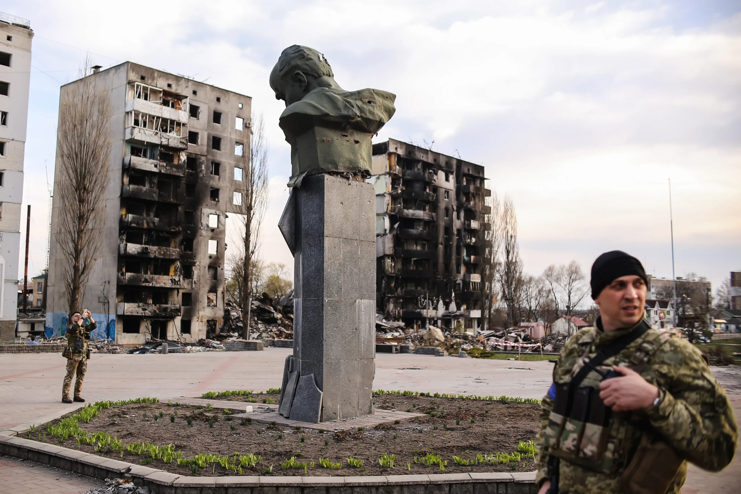 Фоторепортаж з Бородянки: візит митрополита Епіфанія та пограбоване і зруйноване російськими окупантами місто Фоторепортаж з Бородянки: візит митрополита Епіфанія та пограбоване і зруйноване російськими окупантами місто