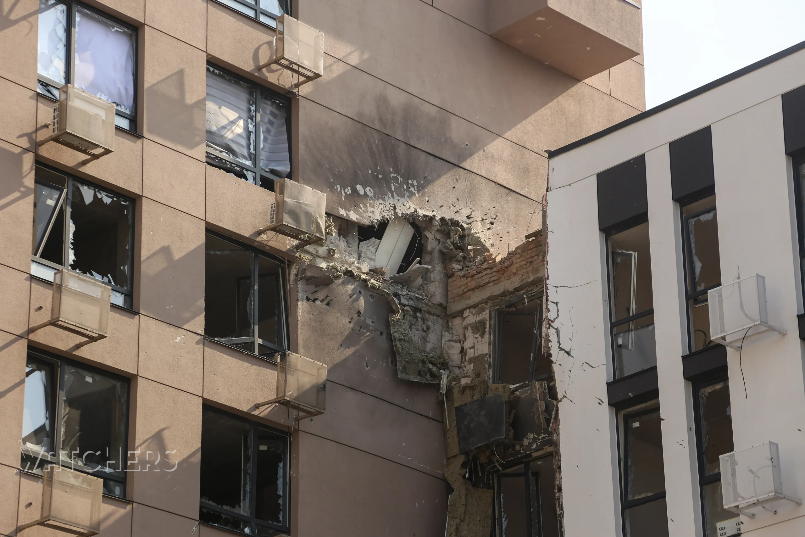 ФОТОРЕПОРТАЖ: Новий ЖК у Києві зазнав руйнувань через російський обстріл